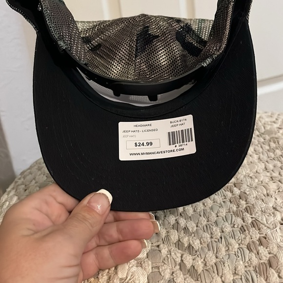 Jeep black and camo SnapBack mesh hat. - Picture 3 of 4